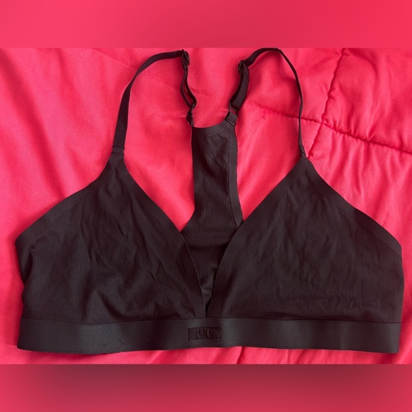 NWOT • SKIMS •SMOOTH RIB RACERBACK TRIANGLE BRALETTE • ONYX • MEDIUM • BLACK - Picture 2 of 3